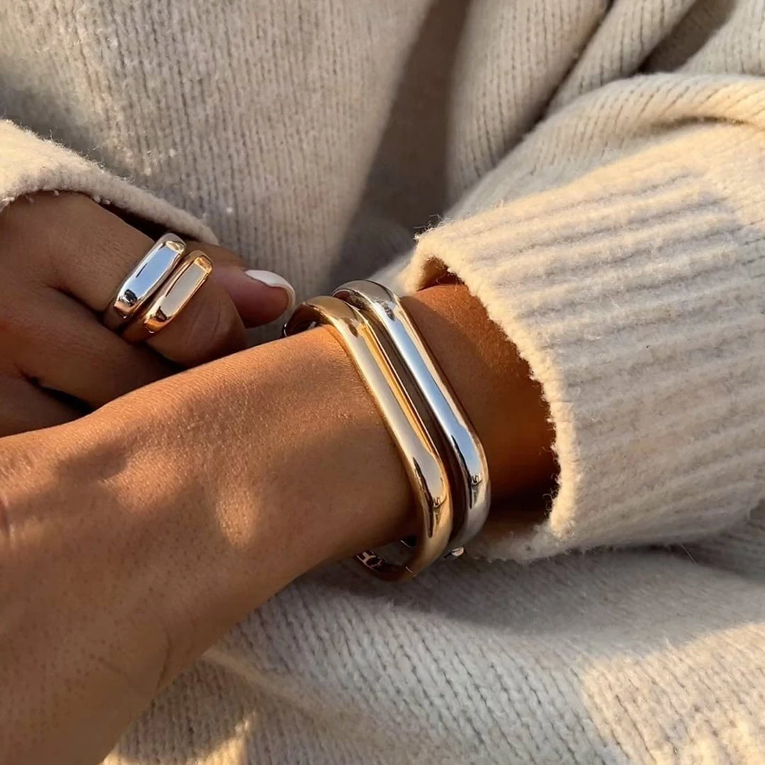 MACAJE Nacre Bangle