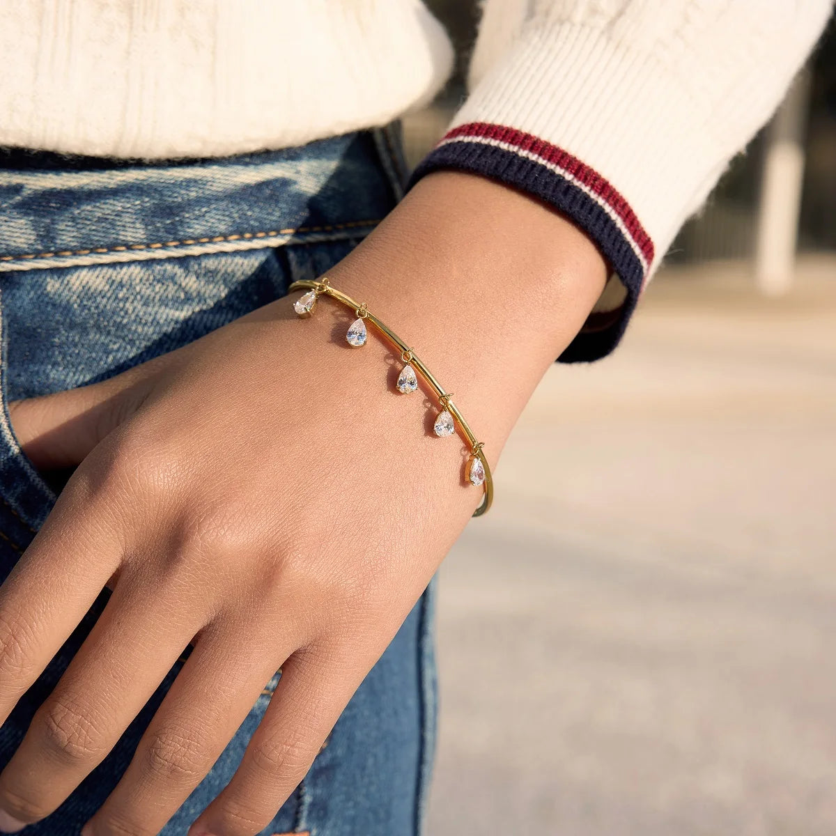 MACAJE Florine Drop Bangle