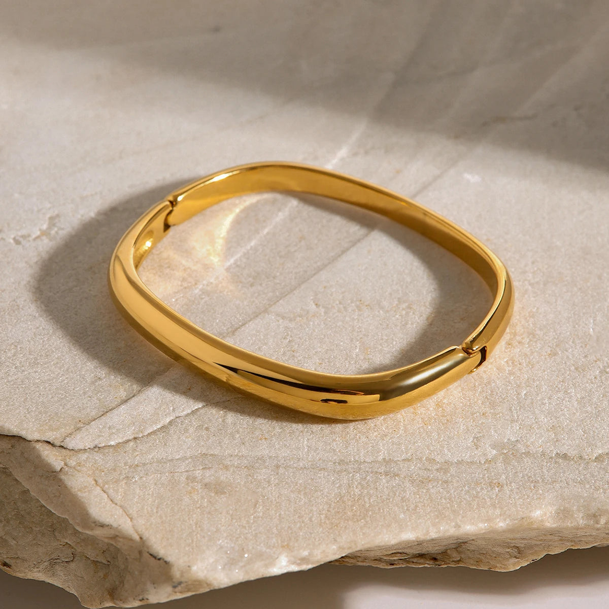 MACAJE Nacre Bangle