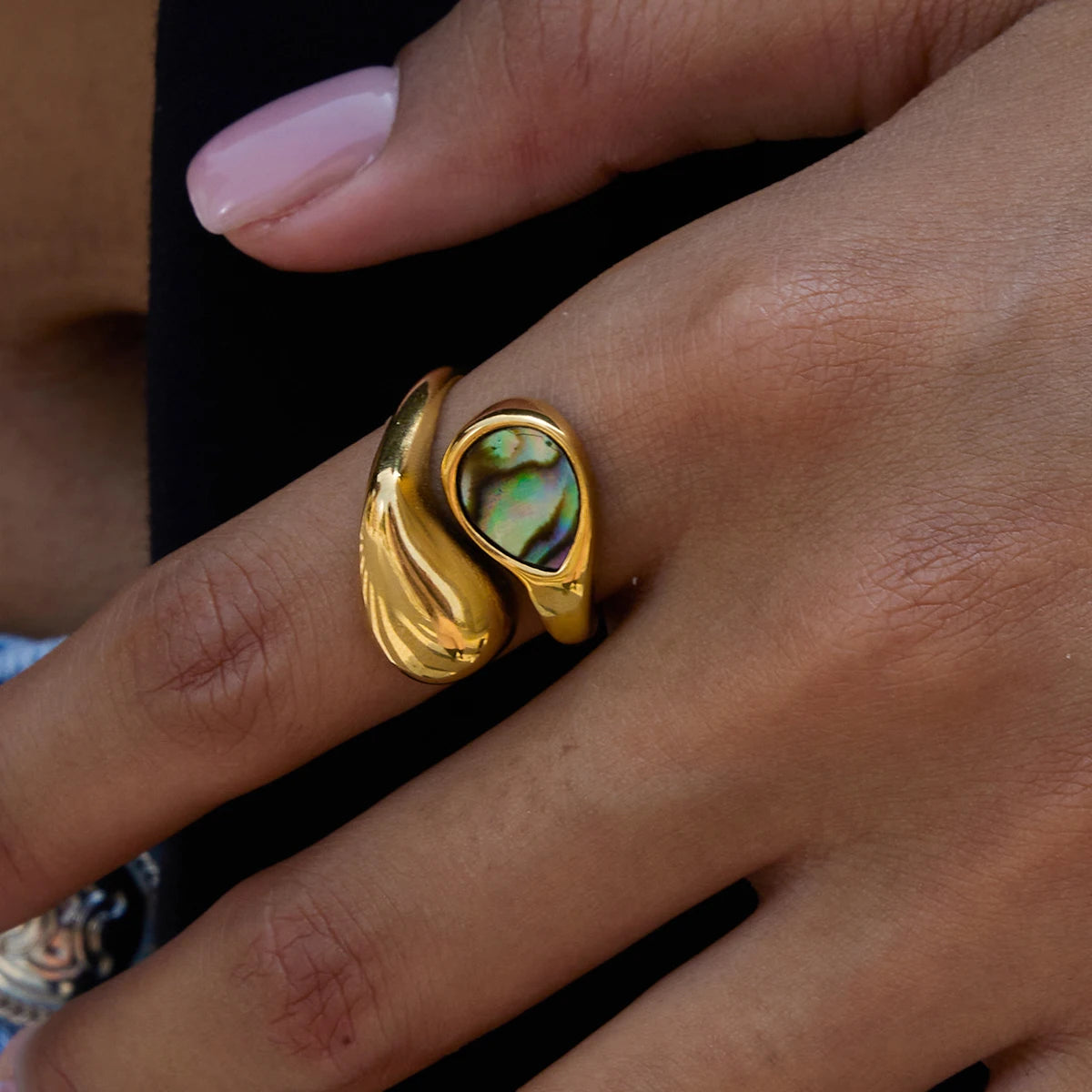 Perle Shell Drop Ring