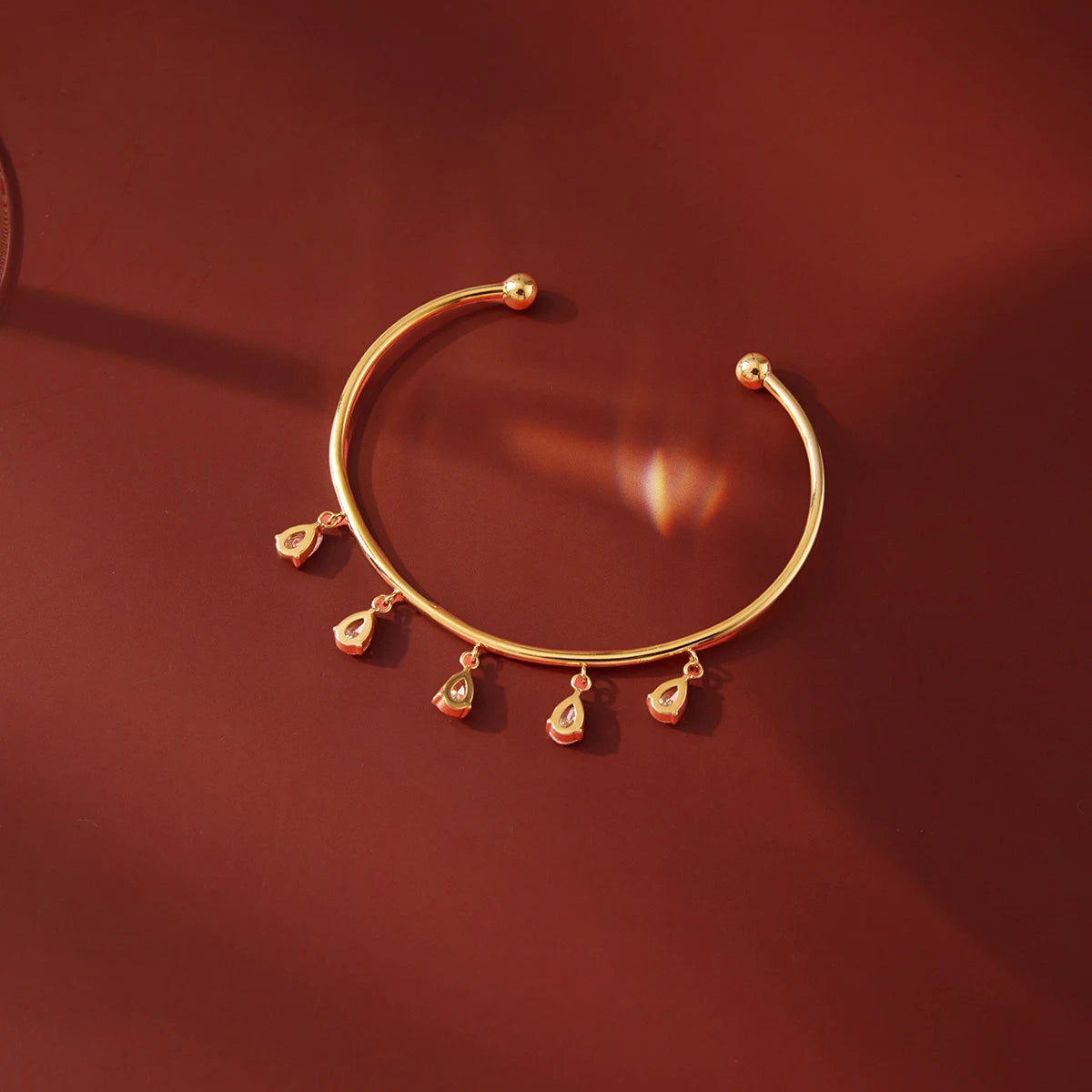 MACAJE Florine Drop Bangle