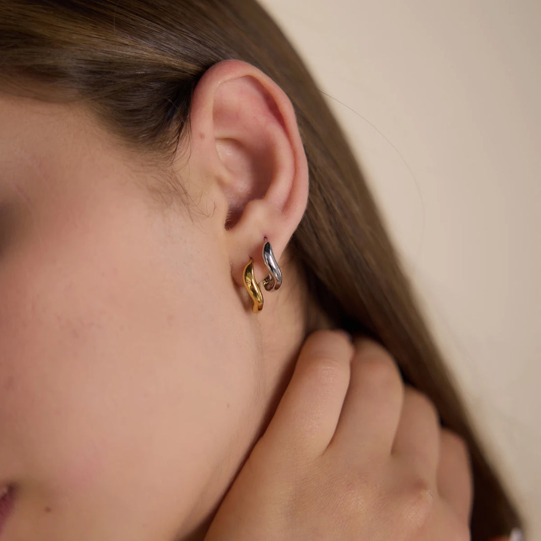 Fanny Sculpted Huggie Hoop Earrings