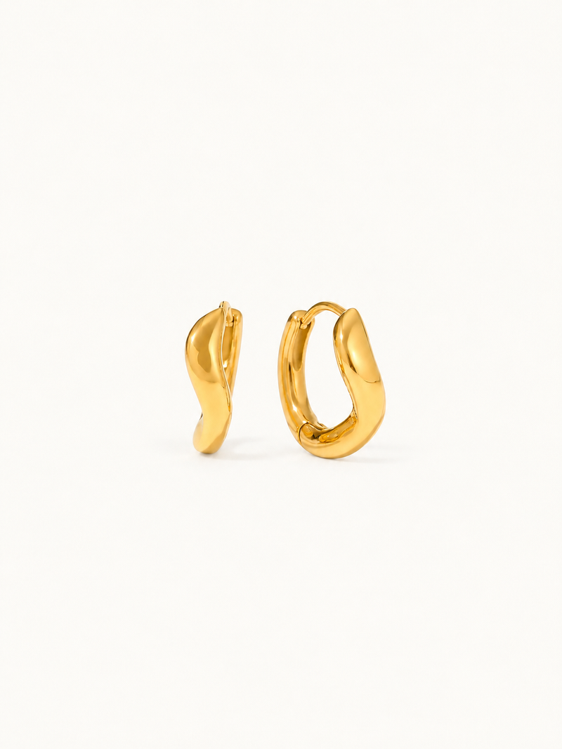 Fanny Sculpted Huggie Hoop Earrings - Gold clean variation image