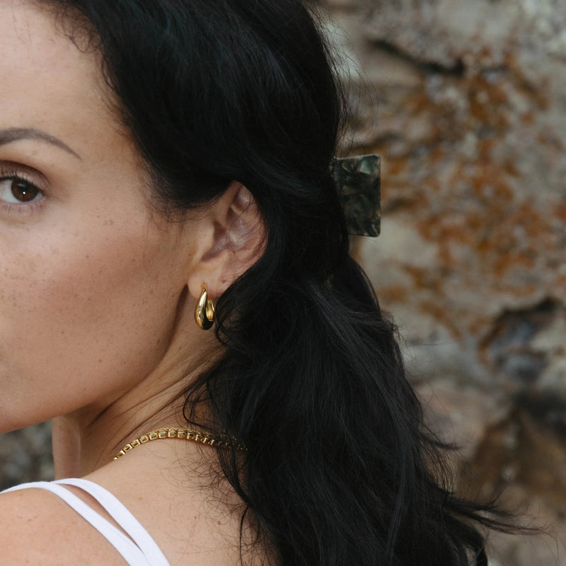 Fanny Sculpted Huggie Hoop Earrings – Gold